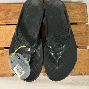 OOFOS black patent comfort flip flop